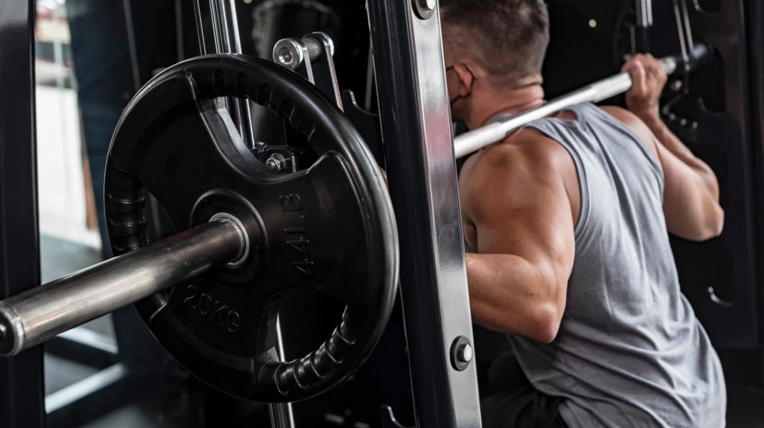 Consejos y precauciones del uso de la máquina Smith de forma segura - Fitness Tech